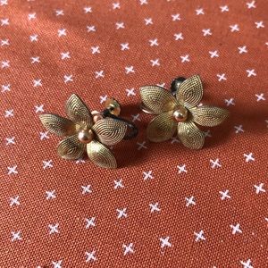 Krementz Flower Gold Tone Screw Back Vintage Earrings MCM Designer